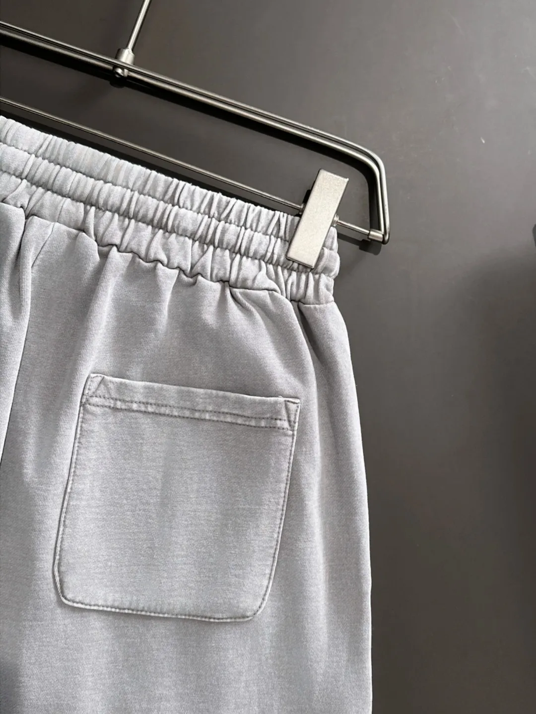 🅿️330 shipped next day. High-quality Stone Island/Stone Island 2025 spring and summer new elastic band casual solid color loose shorts. The hem of the trousers is stitched with two stitches. The stitching is fine and firm. The fabrics customized by the counter are highly breathable and comfortable. The details are impeccable. The design concept of brand elements reflects high quality. It feels delicate and soft! It presents a casual cut and the upper body shape is great! Size: S-XXL